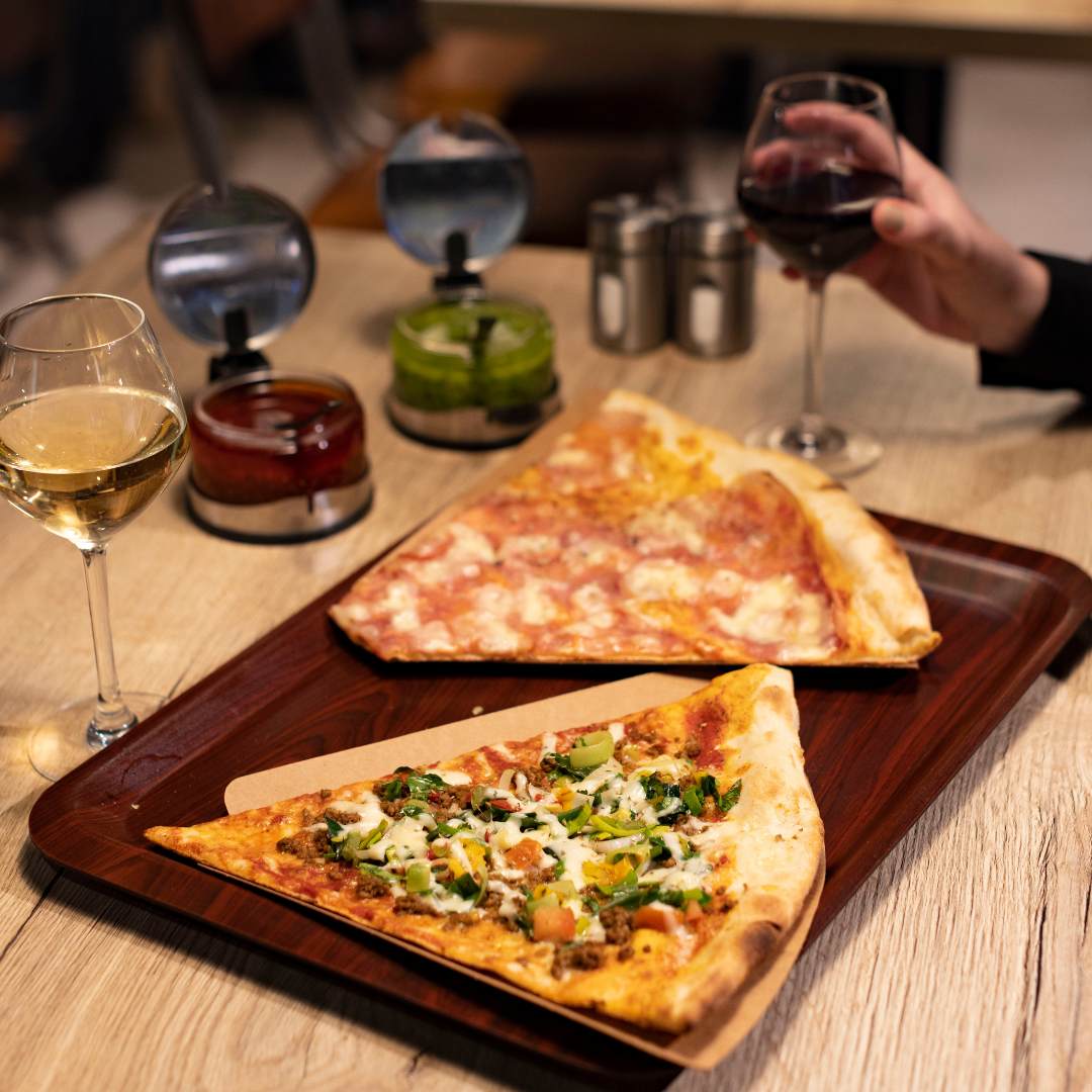 Lækre pizza slices og vin fra Pizza by Nick i Amager Centret 
